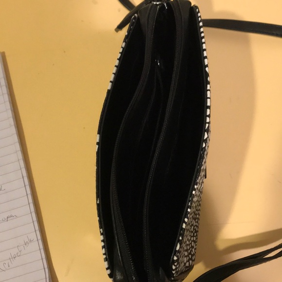 VERA BRADLEY BLACK & WHITE PURSE - Picture 6 of 7